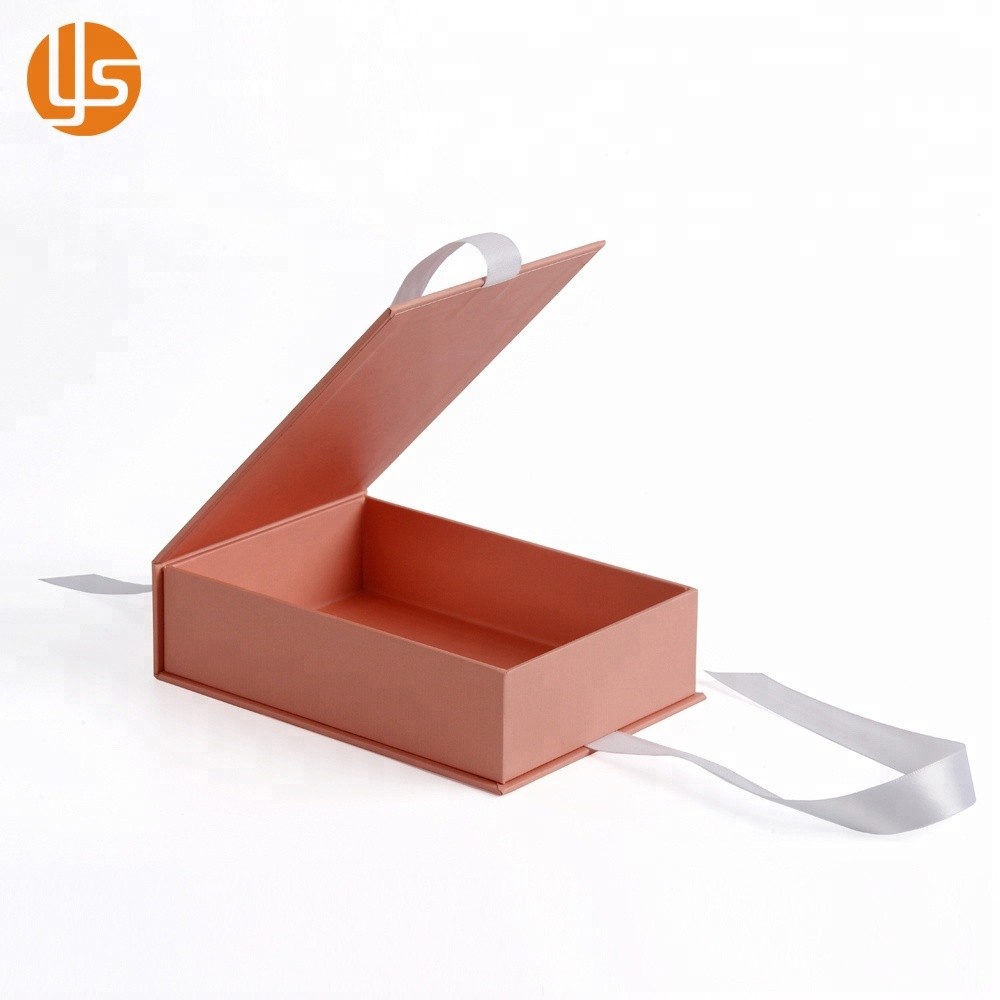 Geschenk-Flip-Box aus festem Kartonpapier in Rosa mit Logo-Aufdruck und Bandverschluss