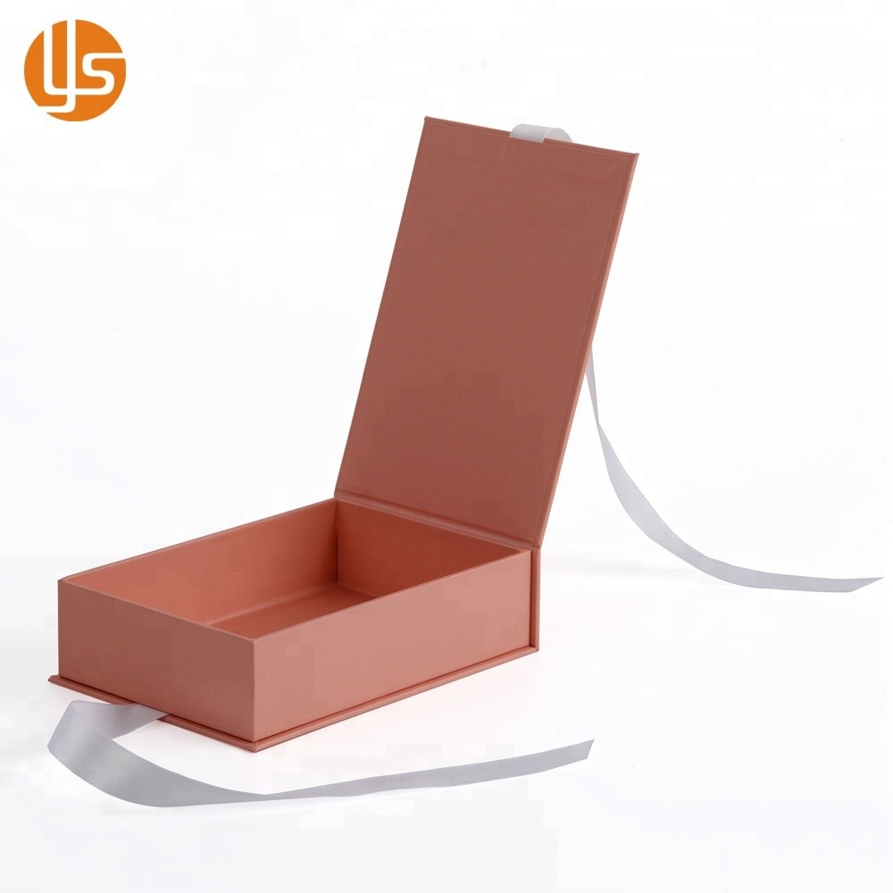 Geschenk-Flip-Box aus festem Kartonpapier in Rosa mit Logo-Aufdruck und Bandverschluss