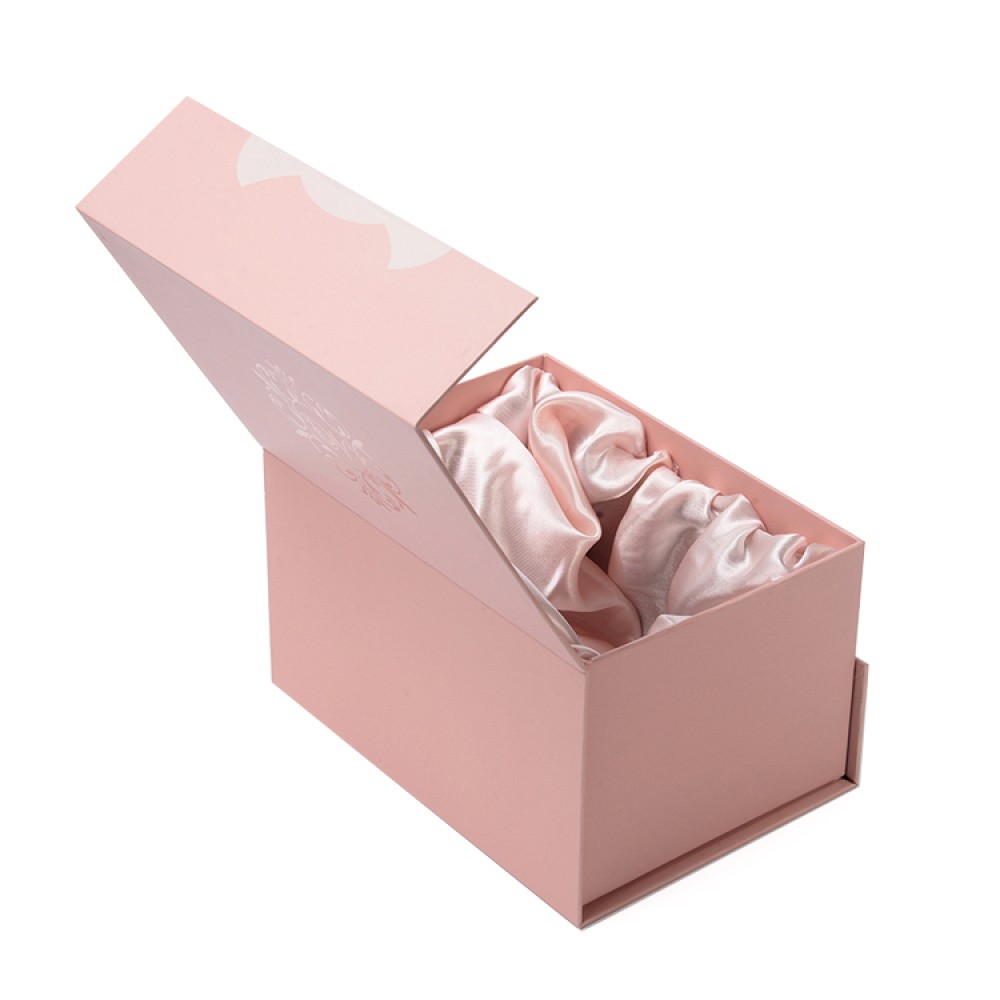 Boîte-cadeau de papier rose avec la prise magnétique/boîte en carton bijoux
