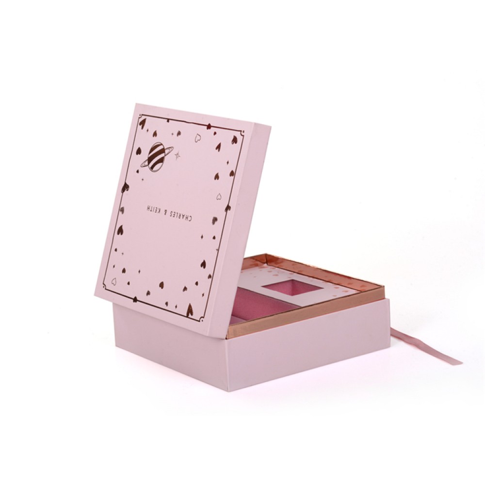 Caja de regalo con tapa abatible rosa de cartón personalizada con cinta