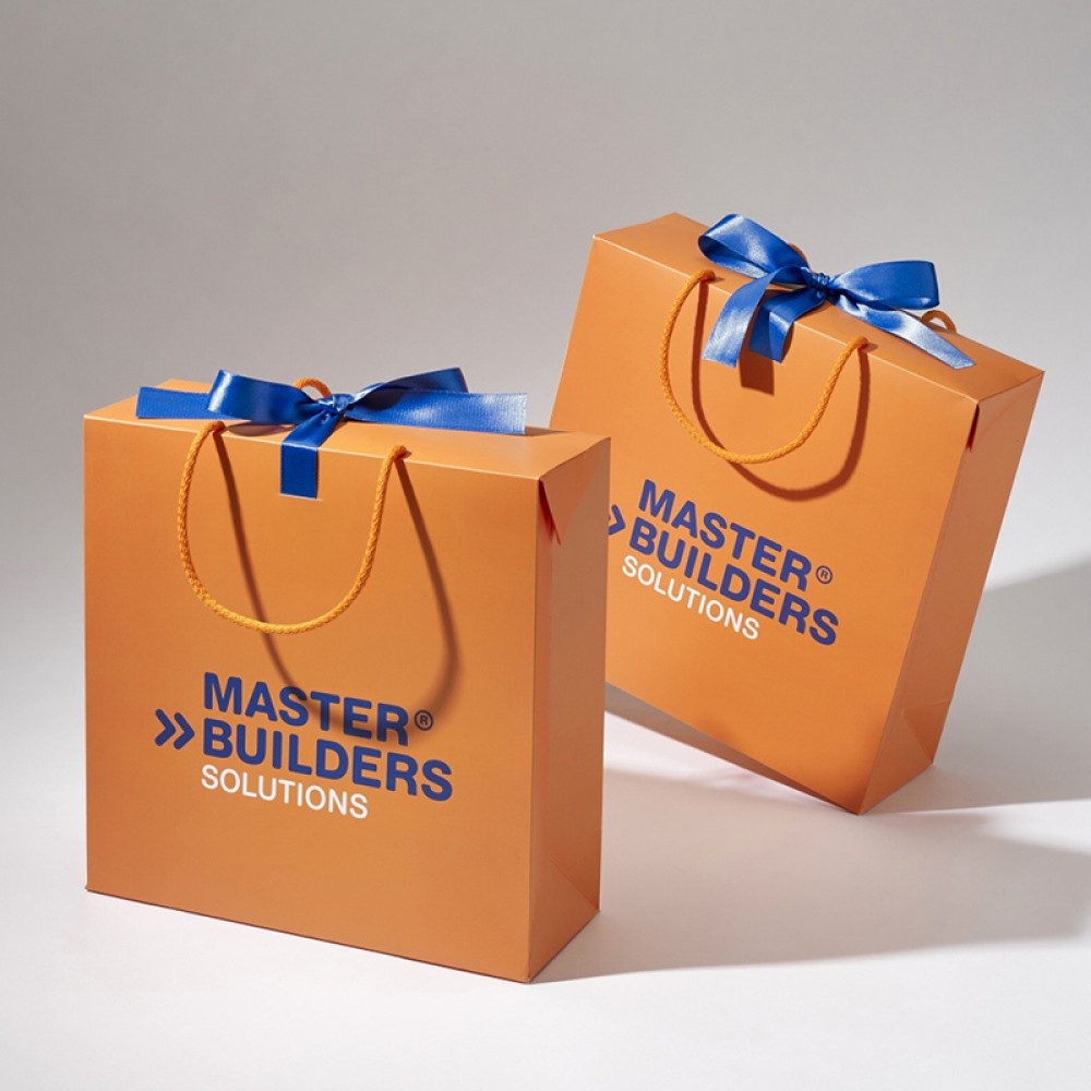 Hochwertige Geschenktüte aus Papier im Großhandel mit individuellem Logo