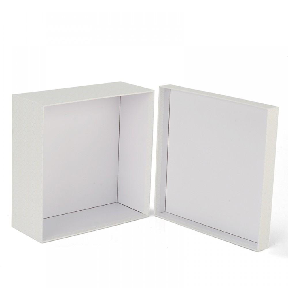 Caja de cartón con tapa blanca y sin tapa.