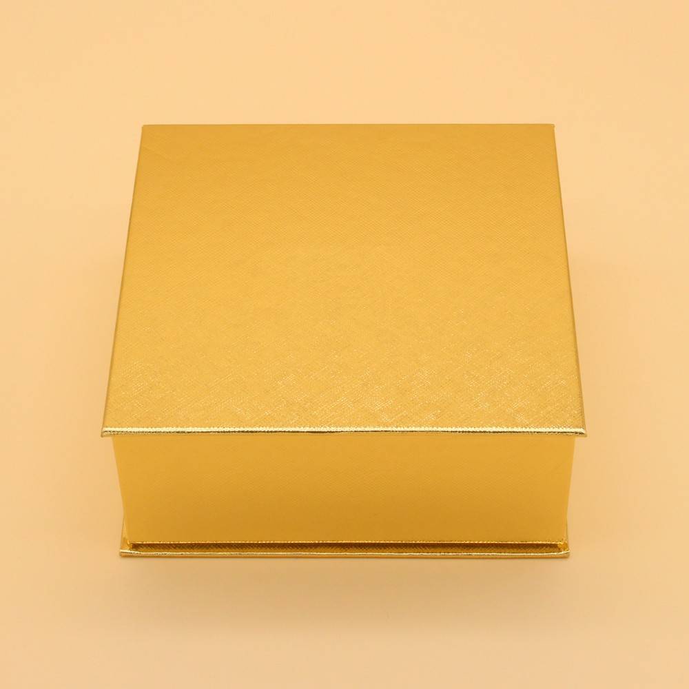 Caja de regalo magnética de oro rosa con inserto de papel.
