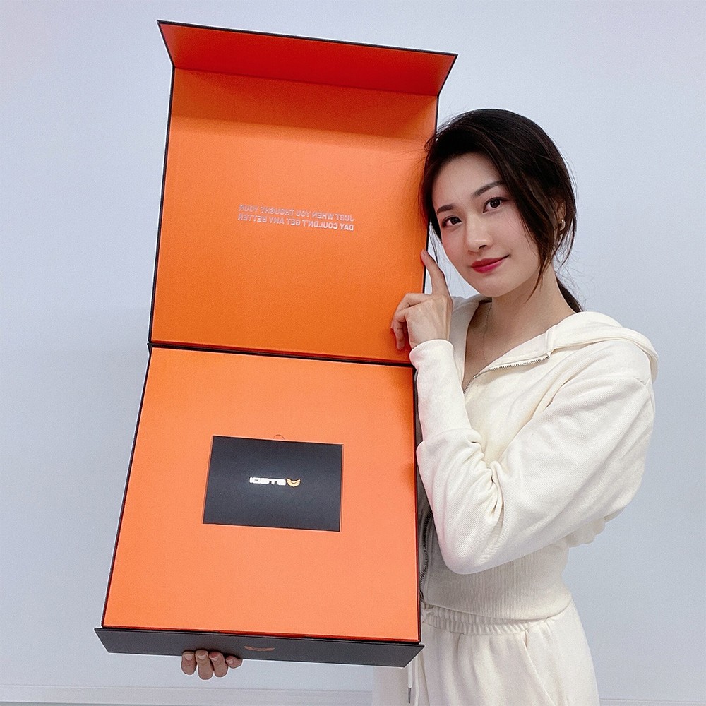 Большая складная подарочная коробка оранжевого цвета с магнитным креплением