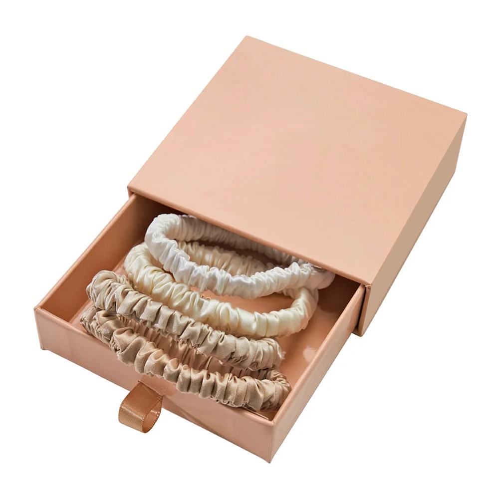Caja de embalaje para set de coleteros de seda.