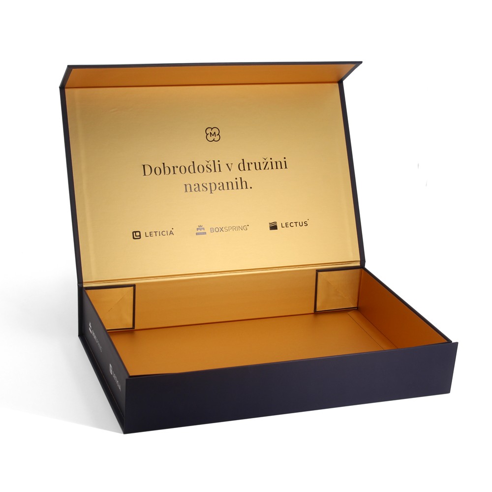 Cajas personalizadas con logo en embalaje de lámina dorada.