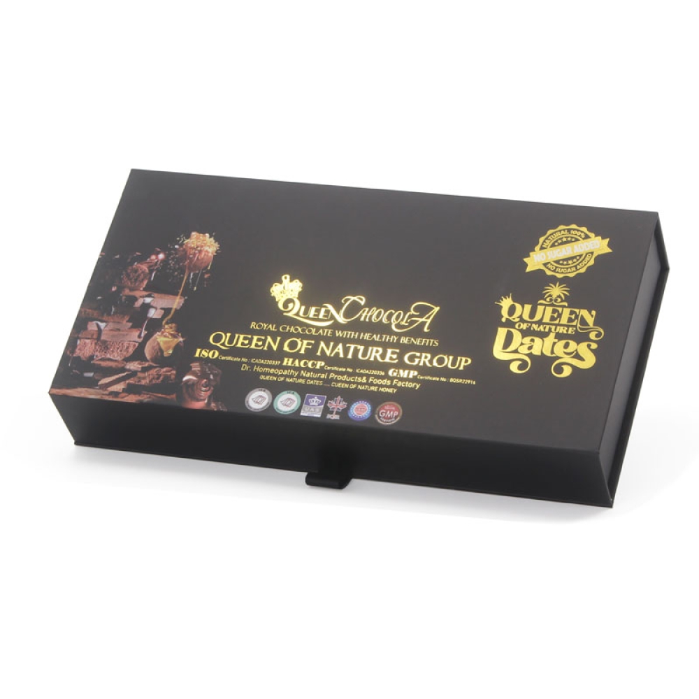 Leere Schokoladen-Geschenkbox mit Tablett und Seidenpapier