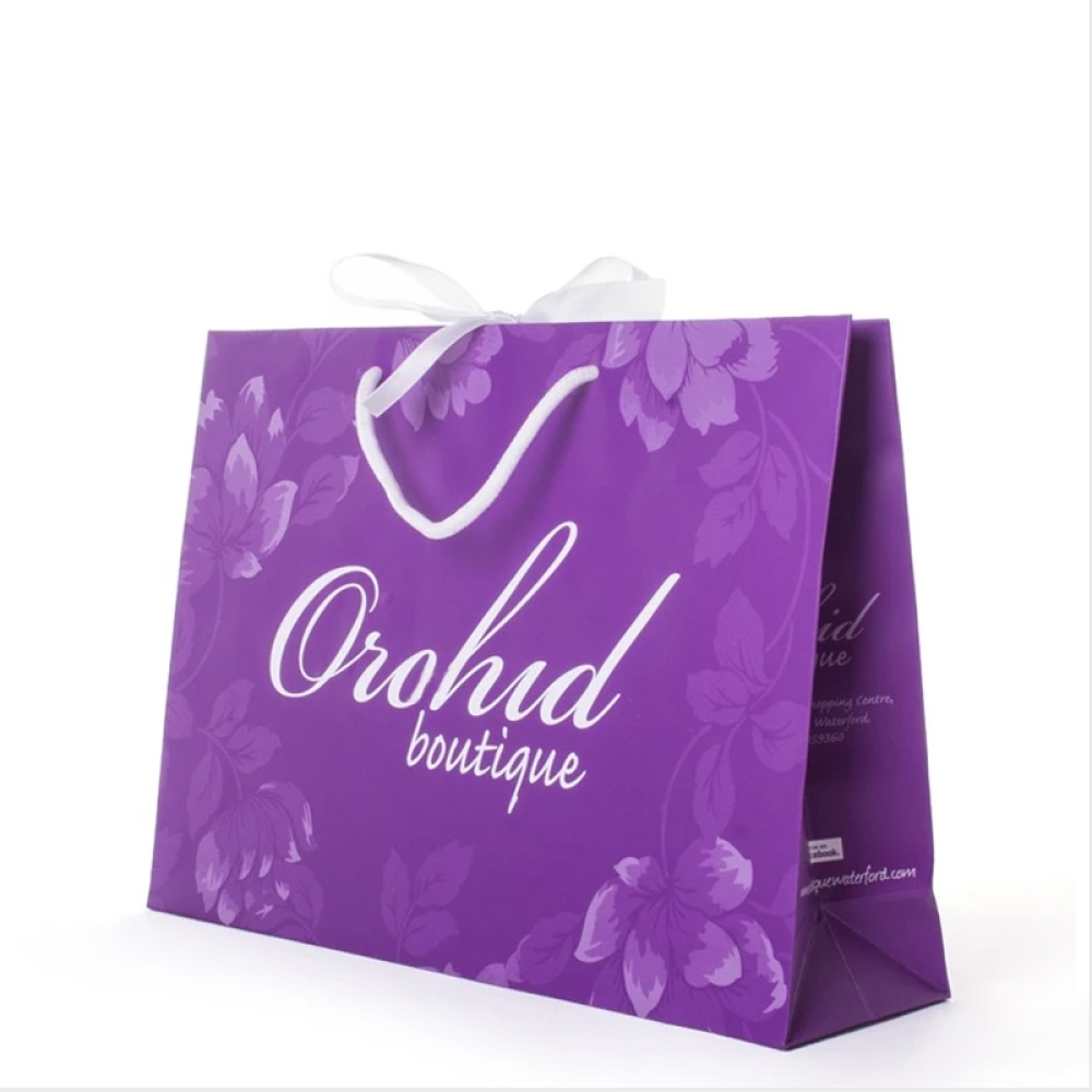 Bolsa de compras con logotipo personalizado color morado.