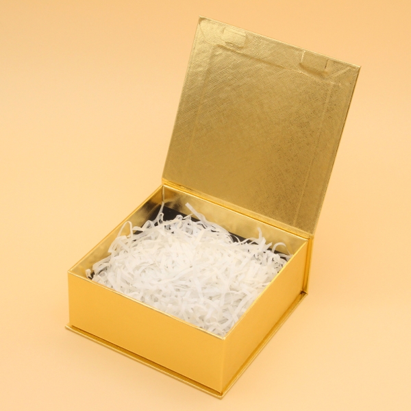 Caja de regalo magnética de oro rosa con inserto de papel.